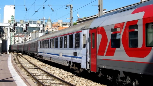 Le train de nuit Moscou Nice tracté par une SNCF BB26000 à Nice
