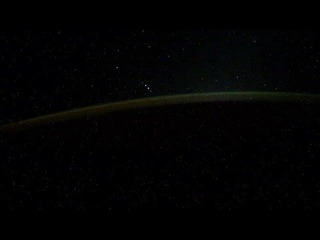 Космонавт МКС снял “отряд“ НЛО