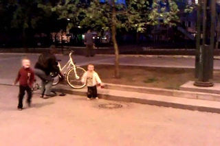 Дети-рейверы на Соляном переулке.