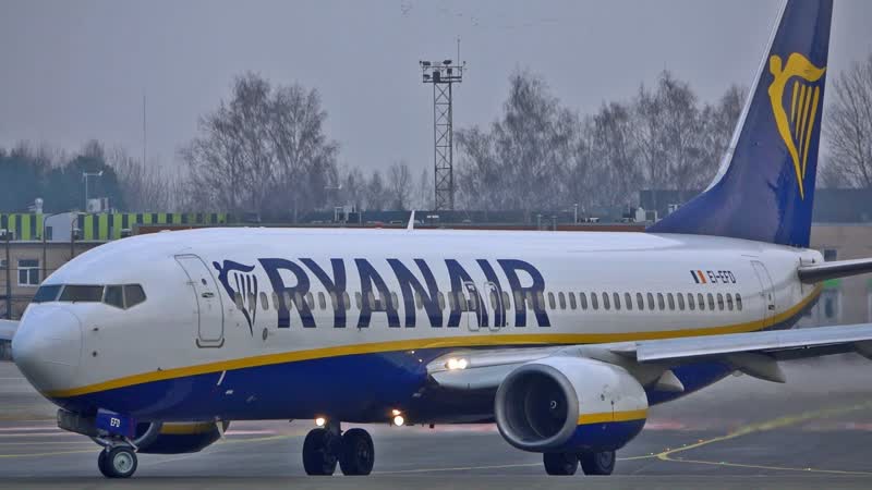 Очень крупный план и красивый взлёт. Ryanair, Boeing 738, EI