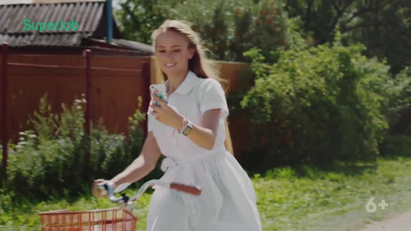 Все равно лучше чем на работе ролик. Актриса работа. Все равно лучше чем на работе актриса. Актриса из рекламы все равно лучше чем на работе. Ролик все равно лучше чем на работе