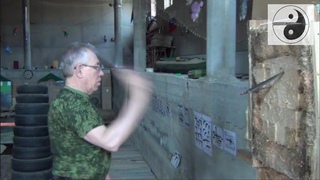 Николай недавно начал обучение метанию ножа без вращения ИВА