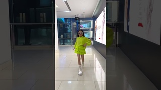 Mẫu nhí catwalk ở trung tâm thương mại cực chất | Cool child catwalk model at the shopping center