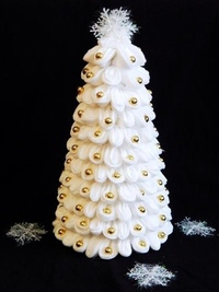 Звезда на елку из ватных дисков. Елка низ ватных дисков. Елка из ватных палочек мастер класс. Новогодняя елка из ватных дисков. Поделка новогодняя елка из ватных дисков.