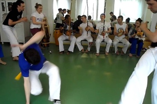 aluno Snoopy vs monitor Superhomem - Roda de Mes Afro-Ritmo Moscow