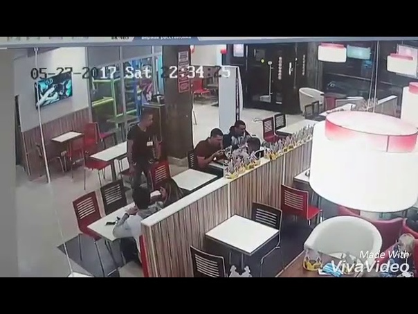 Тупой охранник получает по еб, лу 6 раз, stupid security guard gets his ass