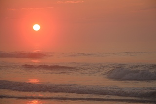 Восход на море. Красное солнце на закате. Красивый закат. Сансет бич калифорния. Берег моря закат.