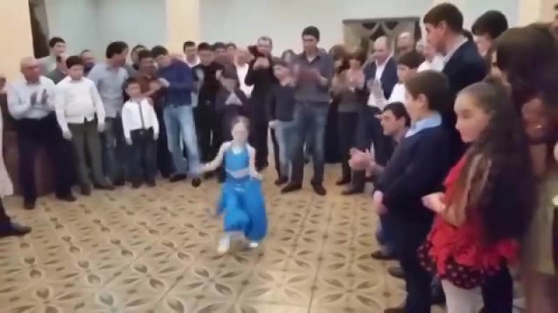 Маленькая принцесса танцует под индийскую