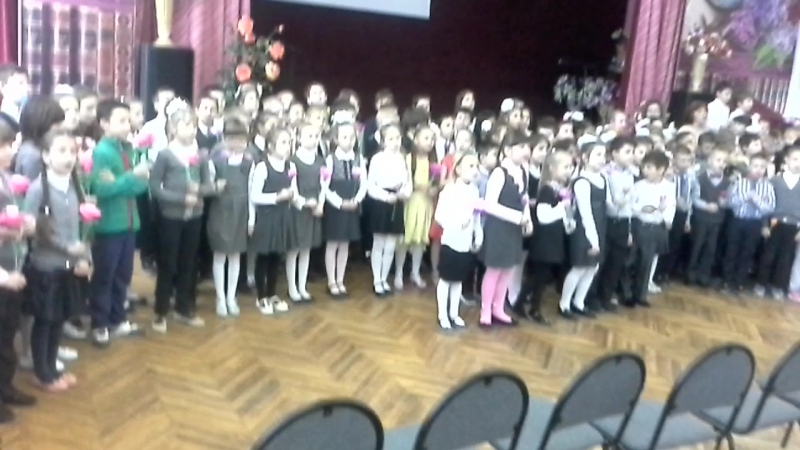 Рома поет песню