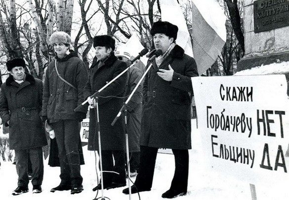 Митинг у памятника Халтурину. Евгений Деришев крайний справа. Март 1991 г.
