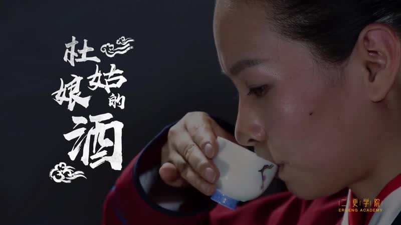 The Chinese girl brews the hundreds of
