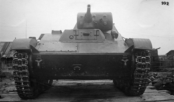 Т-45. ДИТЯ КОМПРОМИССА История Т-45 началась весной 1942 года, когда советский Наркомат танковой промышленности приказал заводу 37 в городе Горьком прекратить выпуск лёгких танков Т-60. Их место