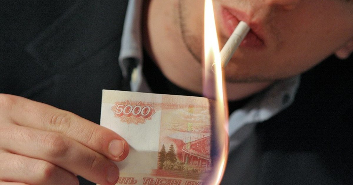 Курящим работникам предложили урезать зарплаты