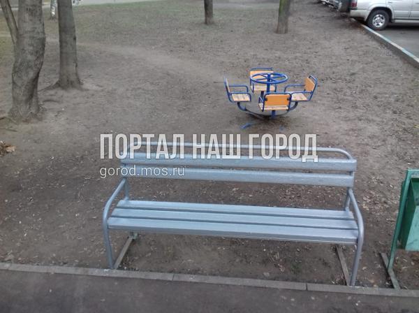 Лавочки во дворе на Федора Полетаева привели в порядок коммунальщики Лавочки во дворе на Федора Полетаева привели в порядок коммунальщики