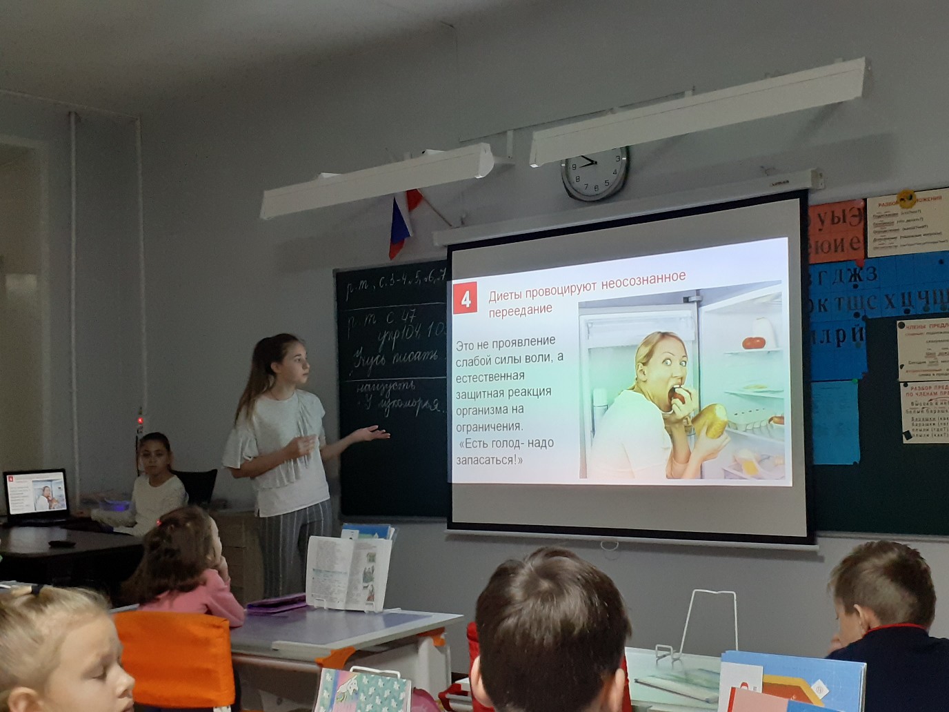 занимает занятиях желанию выдвигается середину комнаты весит
