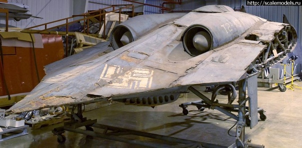 ЭКСПЕРИМЕНТАЛЬНЫЙ РЕАКТИВНЫЙ САМОЛЕТ HORTEN HO XVIII-IX Двухмоторный реактивный самолет Go 229 был, пожалуй, самым поразительным и необычным боевым самолетом, созданным в годы Второй мировой