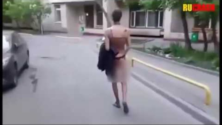 18+ ЖЕСТЬ Андрей Панин в женском платье идет по улице и