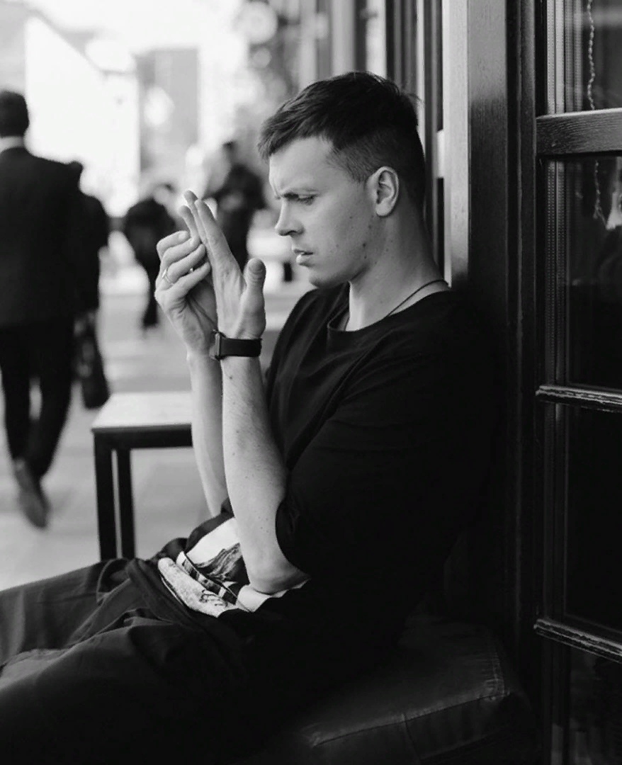 Арсений Попов в профиль