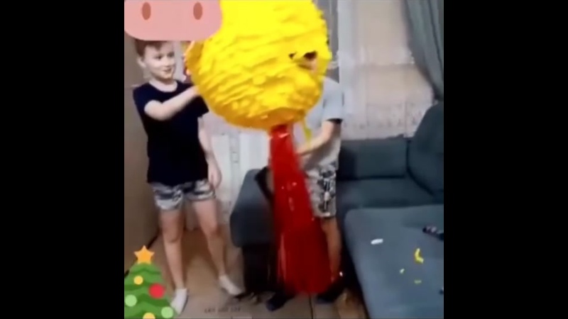 Разбивание новогоднего пиньята🪅