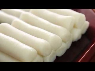 How to make Tteok (Garaetteok), a cylinder-shaped white rice cake for your Tteokbokki recipe.
