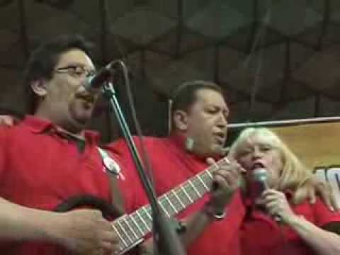 Comandante Hugo Chávez canta SIMON BOLIVAR junto a