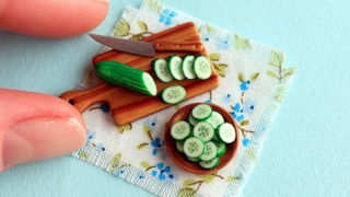 Миниатюрные огурцы в разрезе, деревянная дощечкаCutaway miniature cucumbers, wooden plank